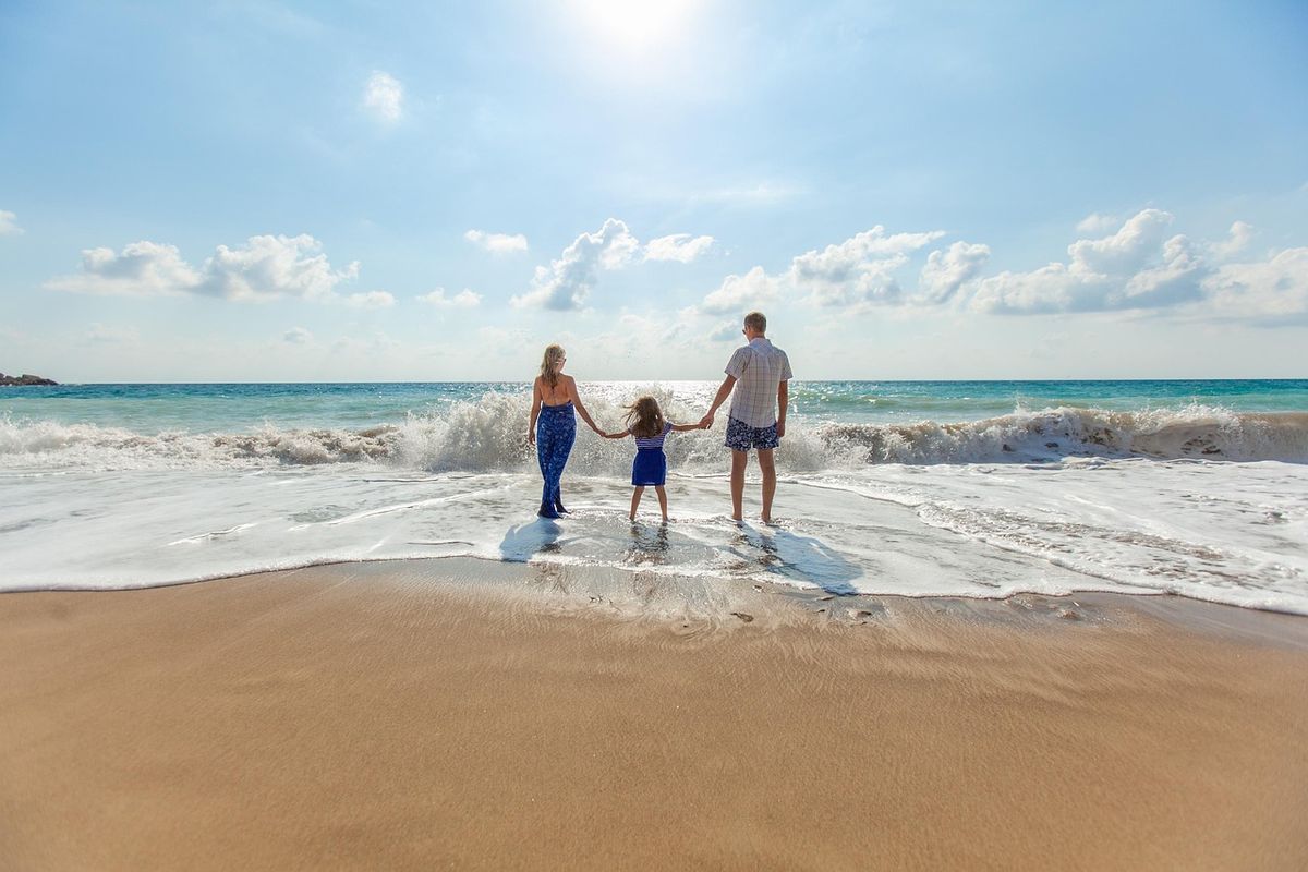 Quels dispositifs vacances famille propose le comité d’entreprise Colisée en 2025 ?