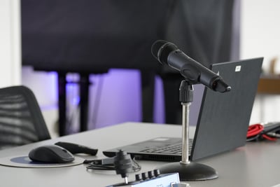 Podcast de marque : comment les entreprises captivent leur audience en 2025 ?